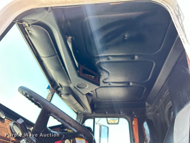 image for item KW9186 1999 Freightliner FLD  semi truck