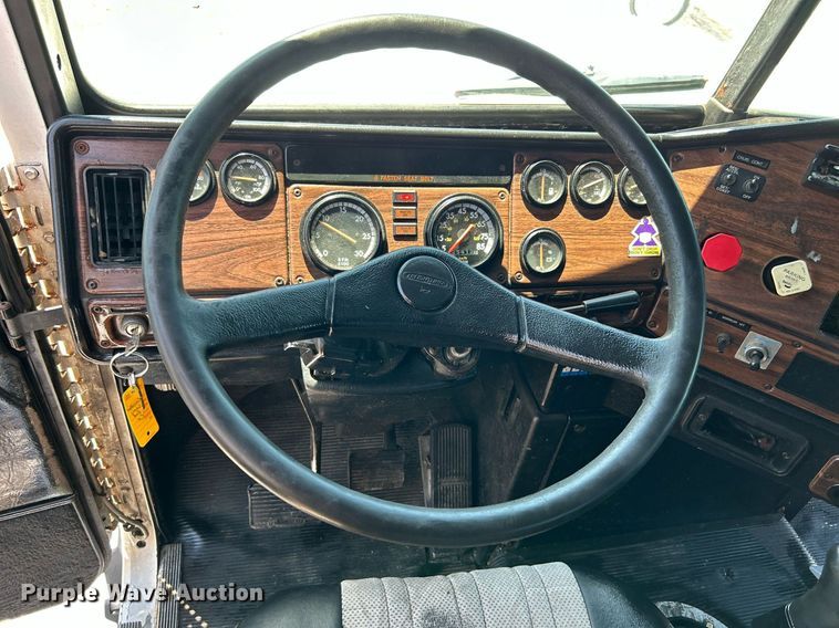 image for item KW9186 1999 Freightliner FLD  semi truck