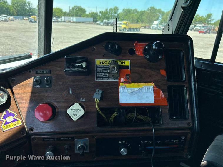 image for item KW9186 1999 Freightliner FLD  semi truck