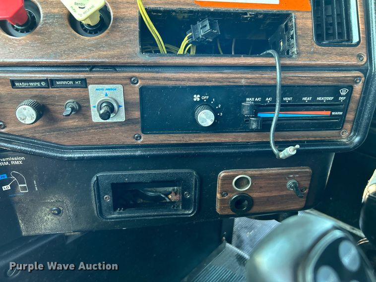 image for item KW9186 1999 Freightliner FLD  semi truck