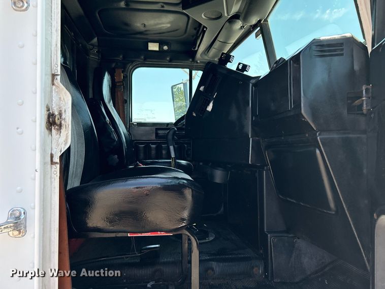 image for item KW9186 1999 Freightliner FLD  semi truck