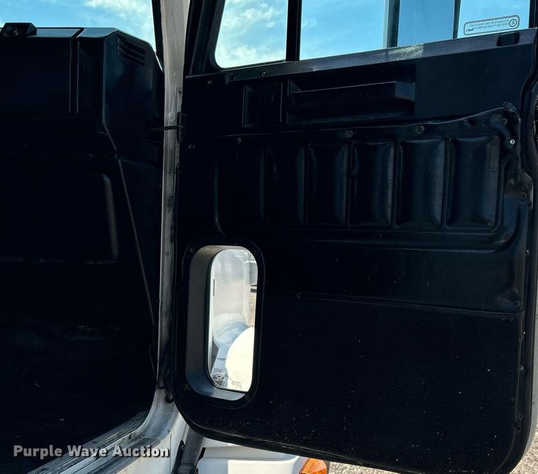 image for item KW9186 1999 Freightliner FLD  semi truck