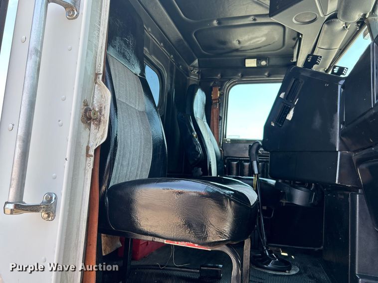 image for item KW9186 1999 Freightliner FLD  semi truck