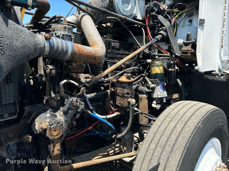 image for item KW9186 1999 Freightliner FLD  semi truck