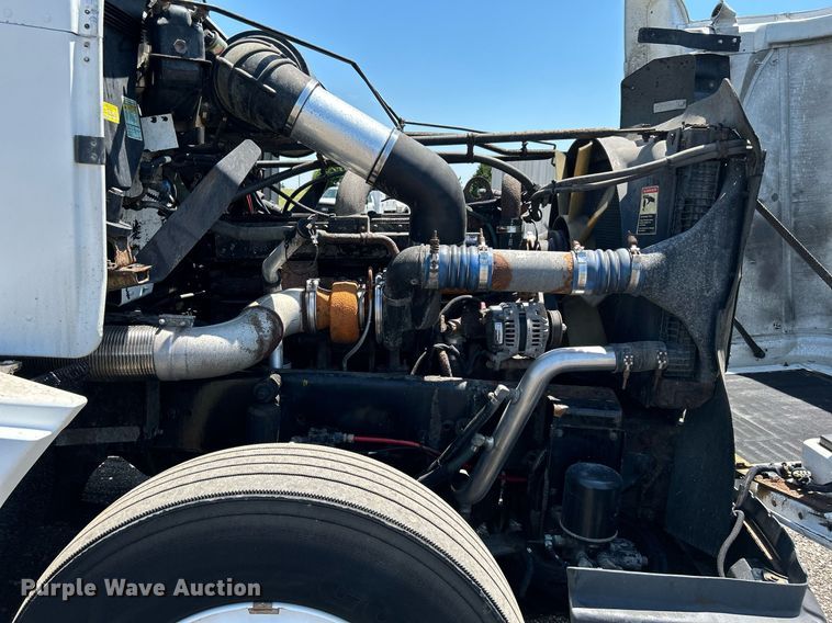 image for item KW9186 1999 Freightliner FLD  semi truck