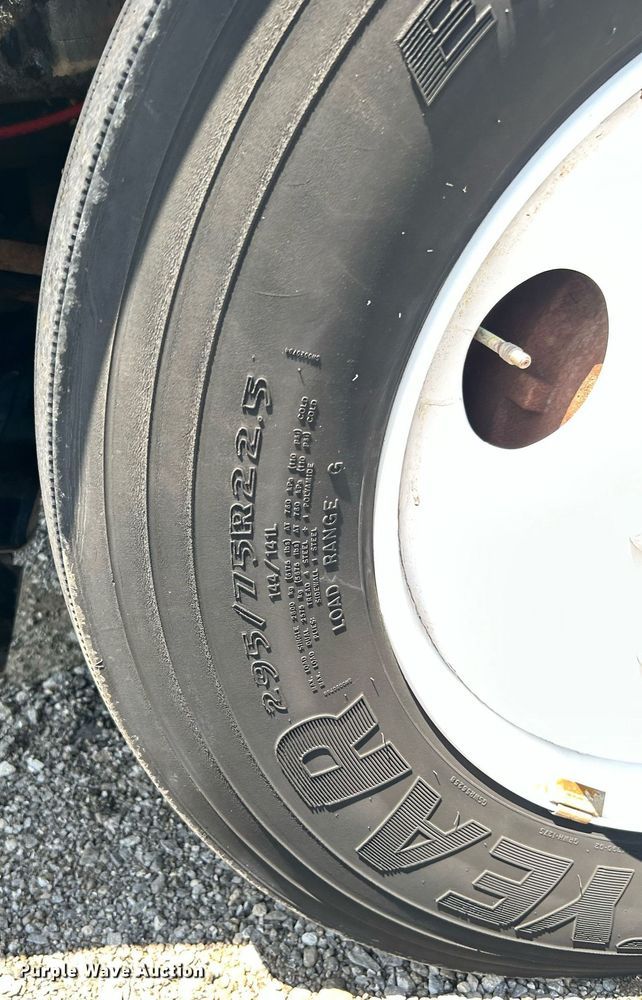 image for item KW9186 1999 Freightliner FLD  semi truck