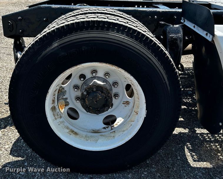 image for item KW9186 1999 Freightliner FLD  semi truck