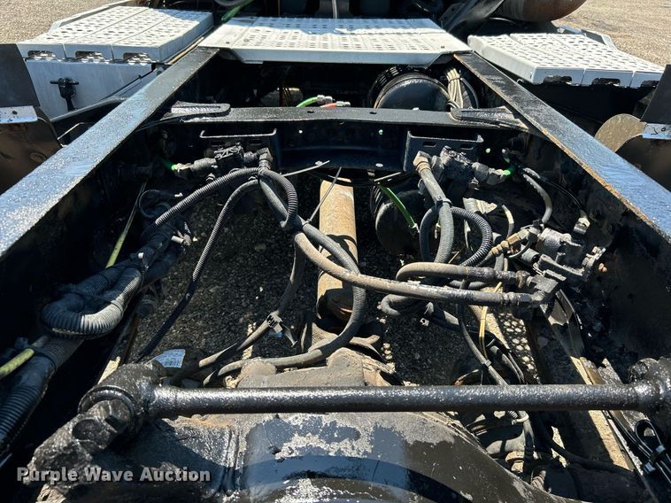 image for item KW9186 1999 Freightliner FLD  semi truck