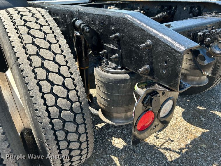 image for item KW9186 1999 Freightliner FLD  semi truck