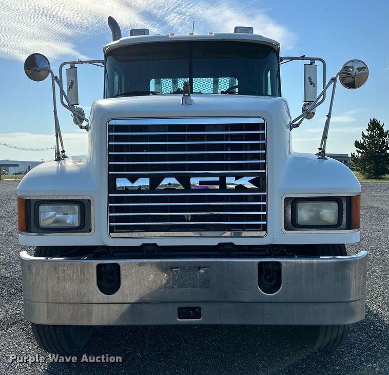 image for item KW9200 2006 Mack CHN613  semi truck