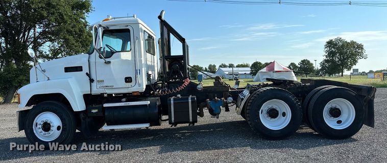 image for item KW9200 2006 Mack CHN613  semi truck