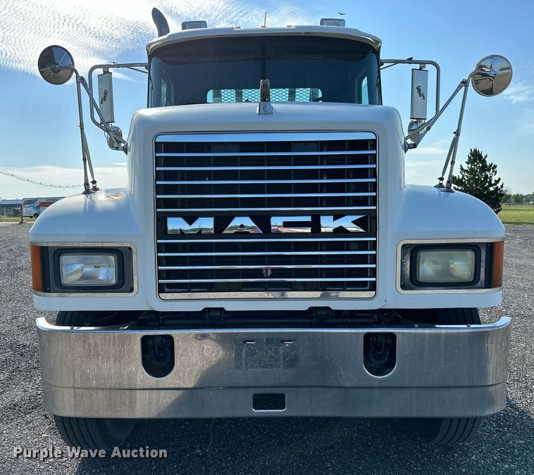 image for item KW9200 2006 Mack CHN613  semi truck