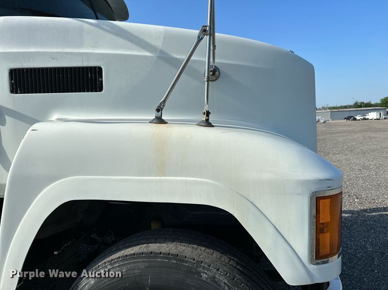 image for item KW9200 2006 Mack CHN613  semi truck