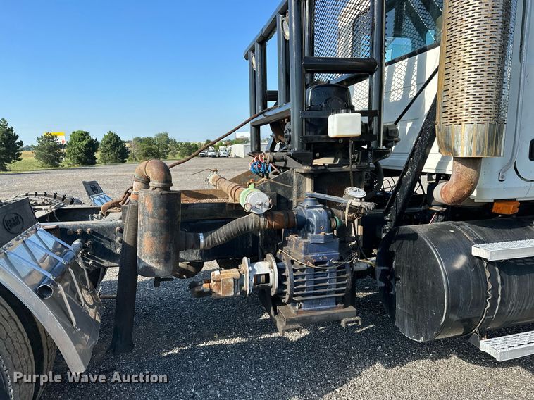 image for item KW9200 2006 Mack CHN613  semi truck