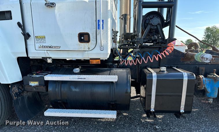 image for item KW9200 2006 Mack CHN613  semi truck