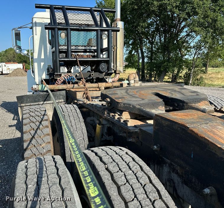 image for item KW9200 2006 Mack CHN613  semi truck