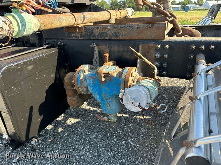 image for item KW9200 2006 Mack CHN613  semi truck