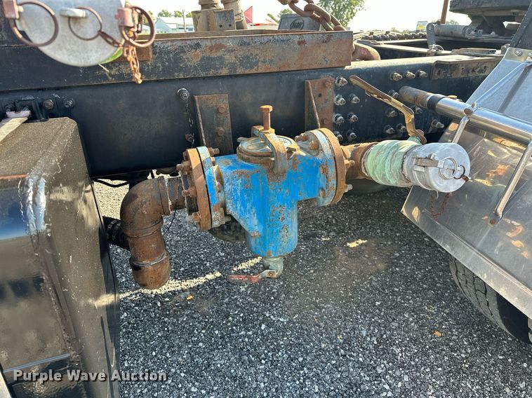 image for item KW9200 2006 Mack CHN613  semi truck