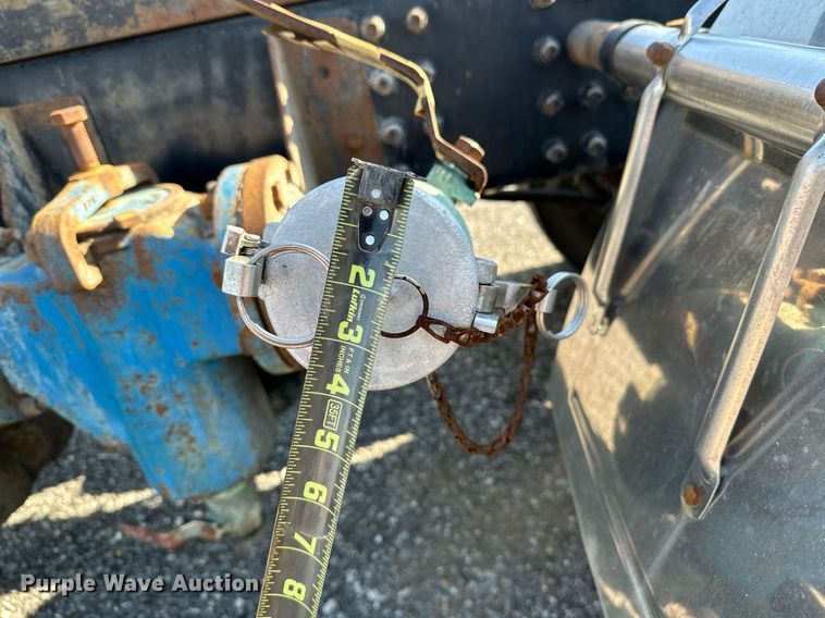 image for item KW9200 2006 Mack CHN613  semi truck