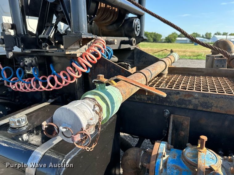 image for item KW9200 2006 Mack CHN613  semi truck