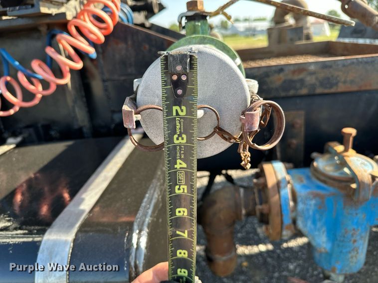 image for item KW9200 2006 Mack CHN613  semi truck