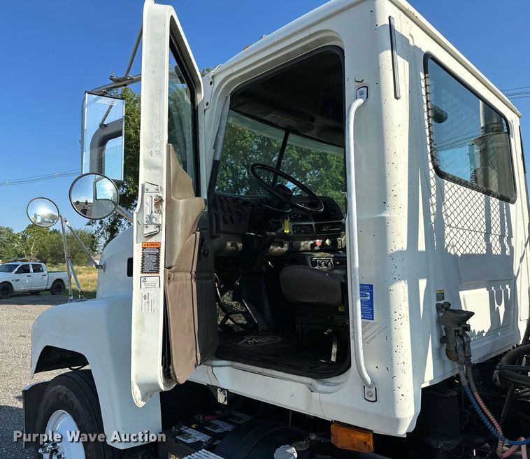 image for item KW9200 2006 Mack CHN613  semi truck