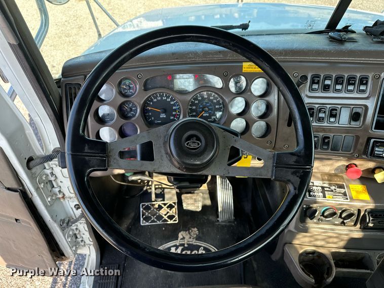 image for item KW9200 2006 Mack CHN613  semi truck