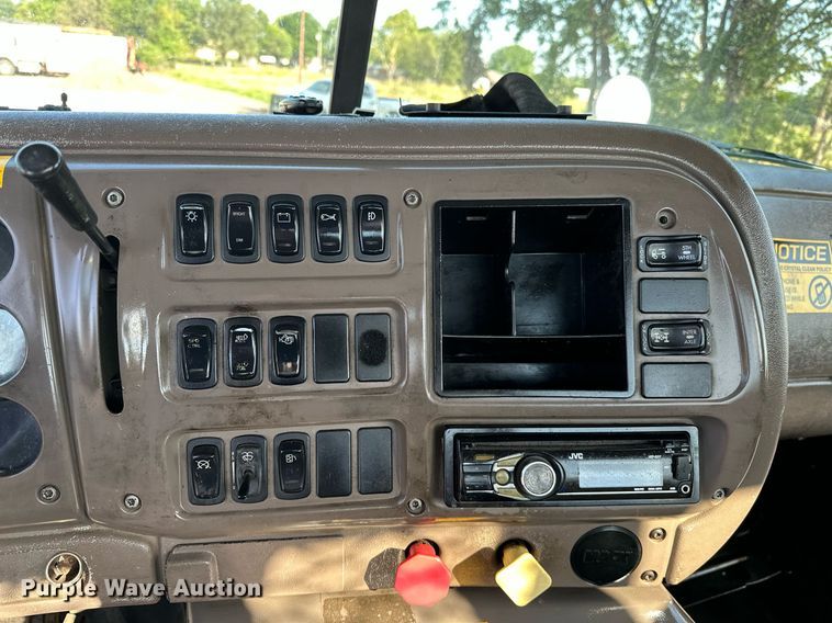 image for item KW9200 2006 Mack CHN613  semi truck