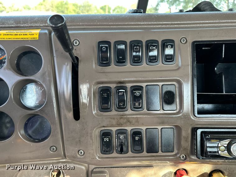 image for item KW9200 2006 Mack CHN613  semi truck