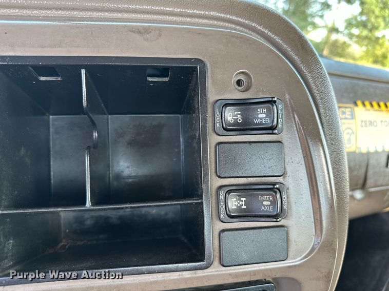 image for item KW9200 2006 Mack CHN613  semi truck