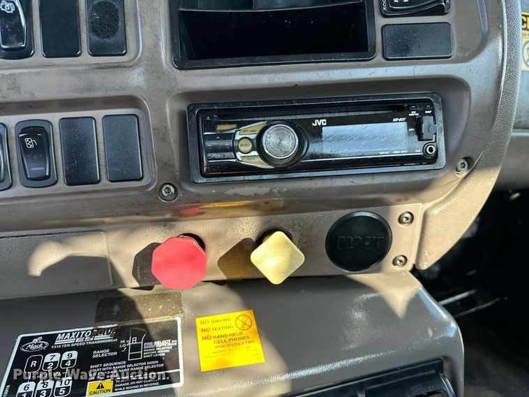 image for item KW9200 2006 Mack CHN613  semi truck