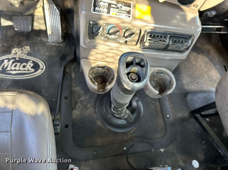 image for item KW9200 2006 Mack CHN613  semi truck