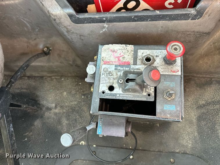 image for item KW9200 2006 Mack CHN613  semi truck