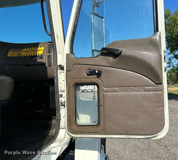 image for item KW9200 2006 Mack CHN613  semi truck