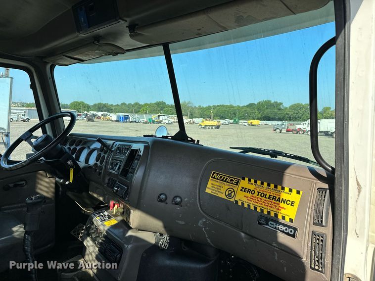 image for item KW9200 2006 Mack CHN613  semi truck