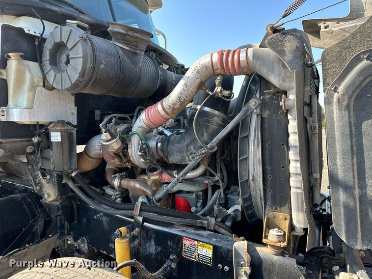 image for item KW9200 2006 Mack CHN613  semi truck