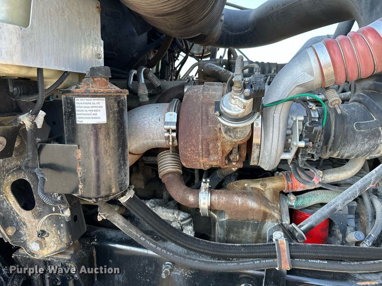 image for item KW9200 2006 Mack CHN613  semi truck