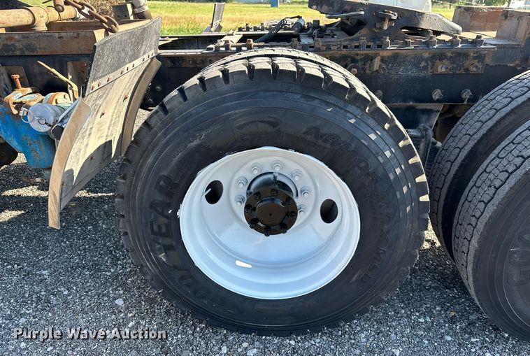 image for item KW9200 2006 Mack CHN613  semi truck