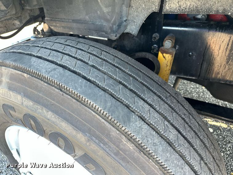 image for item KW9200 2006 Mack CHN613  semi truck