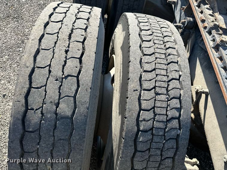 image for item KW9200 2006 Mack CHN613  semi truck