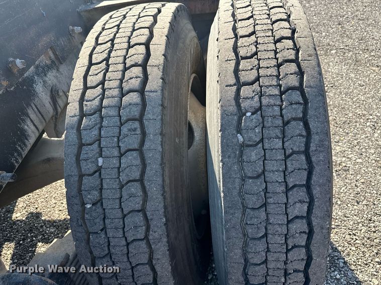 image for item KW9200 2006 Mack CHN613  semi truck