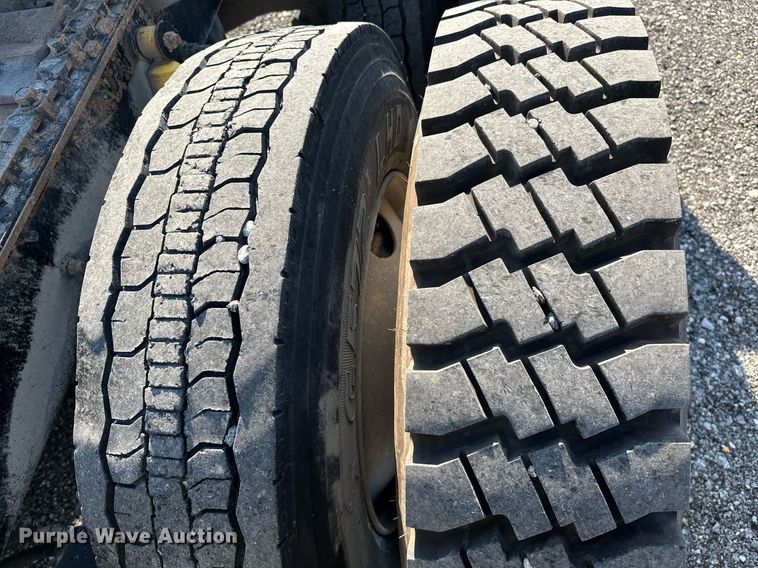 image for item KW9200 2006 Mack CHN613  semi truck