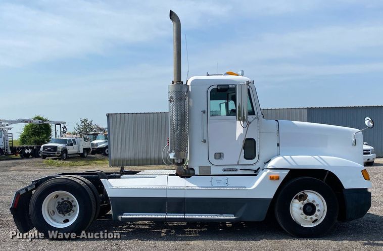 image for item KW9269 2000 Freightliner FLD  semi truck