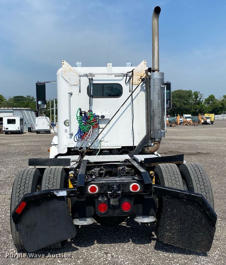 image for item KW9269 2000 Freightliner FLD  semi truck