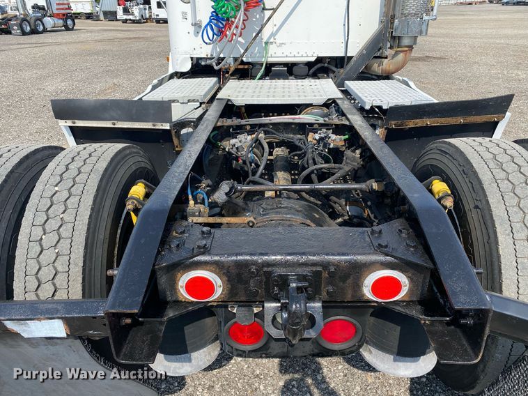 image for item KW9269 2000 Freightliner FLD  semi truck