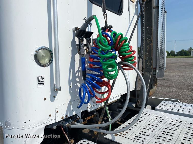 image for item KW9269 2000 Freightliner FLD  semi truck