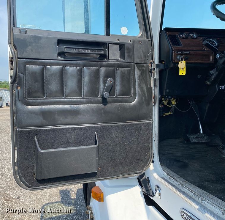 image for item KW9269 2000 Freightliner FLD  semi truck