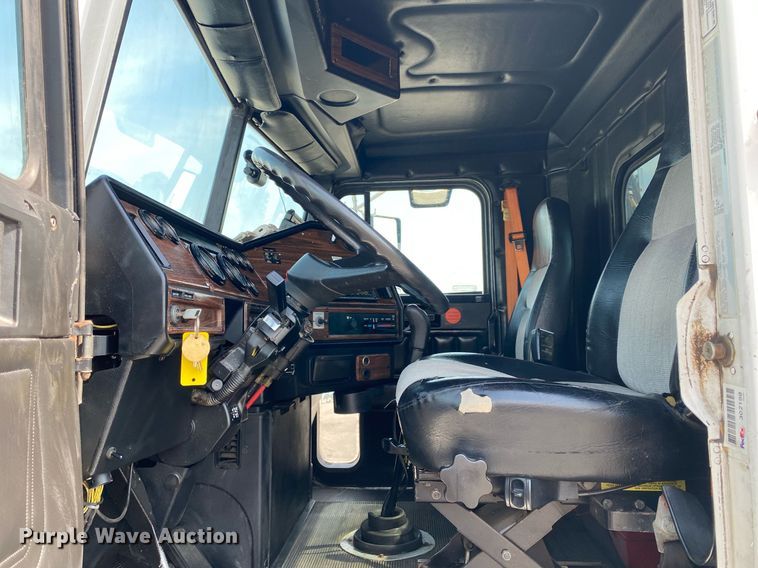 image for item KW9269 2000 Freightliner FLD  semi truck