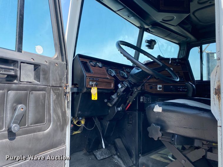 image for item KW9269 2000 Freightliner FLD  semi truck