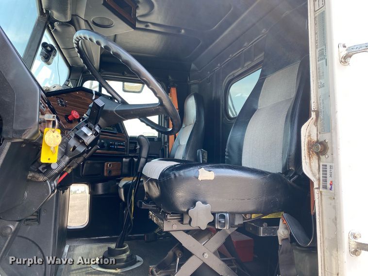 image for item KW9269 2000 Freightliner FLD  semi truck